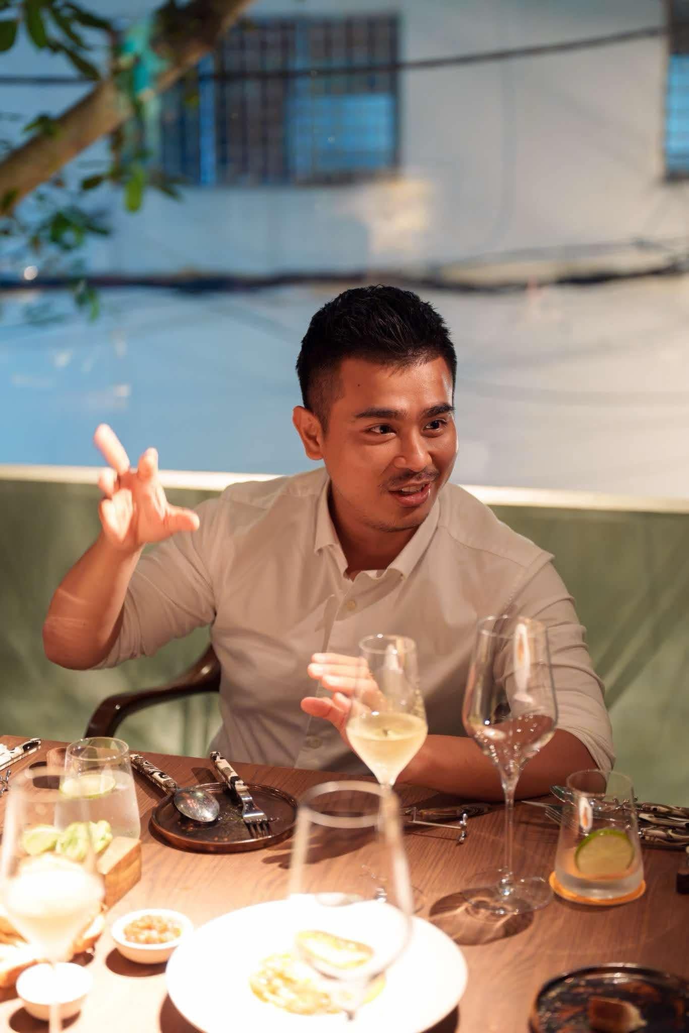 Trần Trí Dũng đang trao đổi trong một cuộc gặp